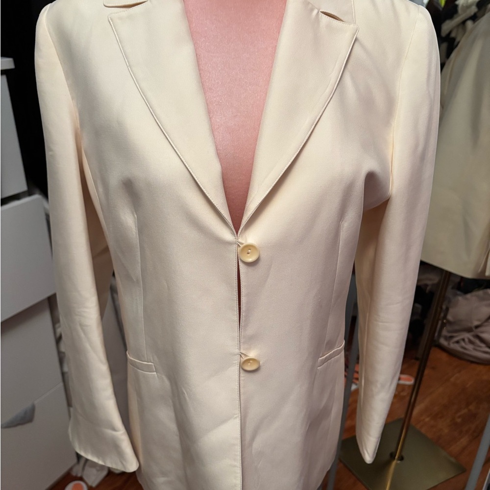 Vintage Talbots Petites Cream Women's 100% Silk Blazer & Pant Suit. Size 10P.